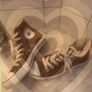 Bruna converse🤎 - Ett par bruna converse som är väldigt trendiga och som är i bra skick!! (Inga hål eller andra avvikelser finns på dom.) Jag själv har inte använt dom men de är nyligen köpta på secondhand! Om du har frågor om vad som helst är det bara att kontakta mig, jag hoppas att dom blir dina!!🤎🤎 LÄGG GÄRNA ETT BUD!