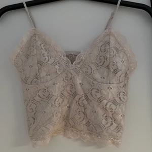 Topp från Bikbok  - Justerbart gulligt linne ifrån Bikbok i storlek XS. Använt bara ett fåtal gånger. Vid fler bilder och frågor, tveka inte med att fråga. Köparen står för fraktkostnaden.