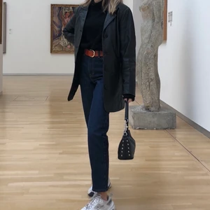 Jeans från topshop - Blå mom jeans från topshop i storlek 24, knappt använda