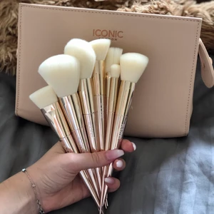 Iconic London sminkborstar - Snygga sminkborstar från Iconic London med bra kvalite. Borstarna är oanvända då jag mest använt dem som dekoration på rummet. Köpta på Cultbeauty.co.uk för £75 vilket motsvarar cirka 850kr. I kittet ingår 12 borstar samt necessär. Frakt 60kr.🥰
