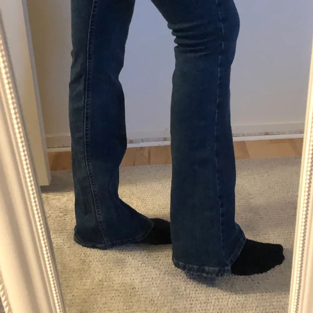 Oanvända bootcut jeans med prislappen på. Lågmidjade, exakt vid naveln. Snygg mörkblå färg!! . Jeans & Byxor.