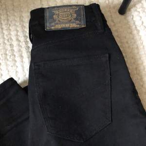 Jeans från JCs märke Crocker i svart. Tvättade max en gång. Mycket fint skick. Highwaist 