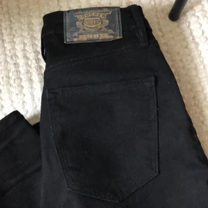 Svarta Crocker jeans storlek 27/30- highwaist - Jeans från JCs märke Crocker i svart. Tvättade max en gång. Mycket fint skick. Highwaist 