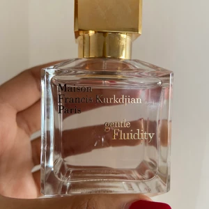 Maison Francis Kurkdjian, Gentle Fluidity Gold parfym - Söt/knäckig parfym från MFK köpt på NK i sthlm, 70ml. Knappt använd, köptes förra veckan, förpackning och orginalkvitto finns. Kan även upphämtas i sthlm området 😊