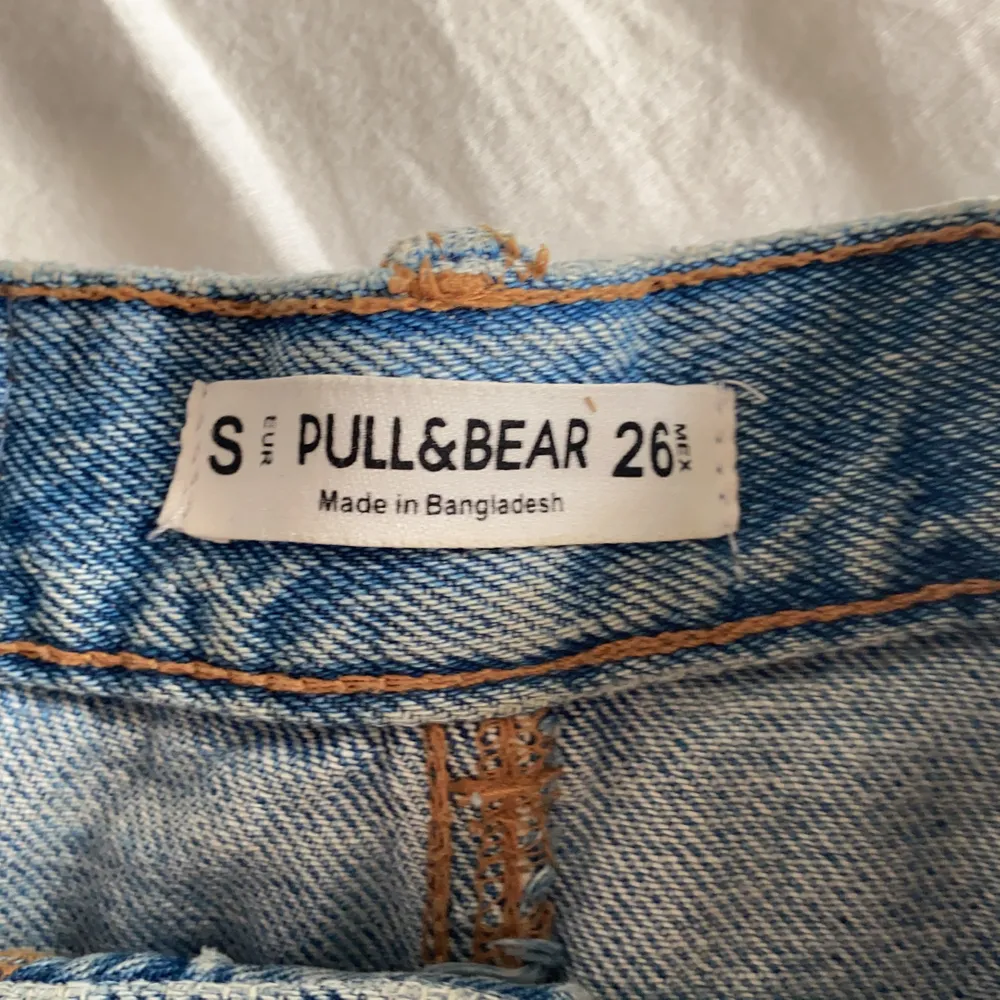 Jeans kjol från Pull&bear, ganska liten i storleken och kort i modellen. 100% bomull så tyget är inte stretchigt. Storleken är s men mer xs. Kjolar.