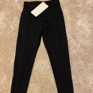 Lululemon träningstights - 🦋Helt oanvända träningstights från lululemon. Storlek S, men skulle säga att de är som ett par XS. Tyget går omlott framme vid magen. Köpta för ca 1100kr. Priset kan diskuteras vid snabb affär. Köparen står för frakten💕🦋
