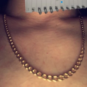 14kt 100% Äkta guld pansarlänk halsband - Rent guld 55cm/4mm bred perf storl.Köptes i jan(Nyskick)finns köpbevis/kvitto på nätet.; ca5000 på Guldshop. Stämplar visar äkthet 585/14k .Frågor PM!!Inte 100% på vikt vet ca.Snabb affär=kan sänka pris DEN SOM BETALAR FÖRST FÅR KEDJAN! Vill fler köpa=bud