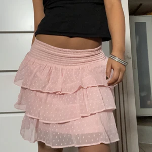 Kjol - Sommar kjol!!! Rosa me vita prickar. Man kan ha lågmidjat o högmidjat. Storlek xs/s. Köpare står för frakten 💋