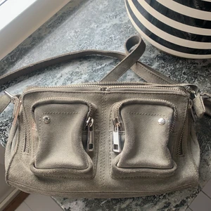 Nunoo väska! - Säljer nu min nunoo väska i jätte bra kvalitet utan några som helst skador, skriv privat för mer bilder eller om du har några frågor💖💚🤎