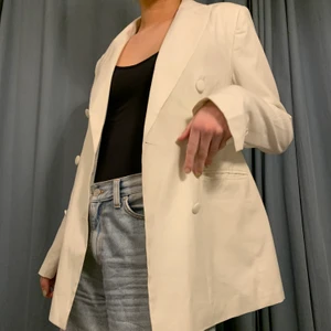 Gräddvit kavaj  - Gräddvit oversized kavaj från ginatricot endast använd fåtal gånger