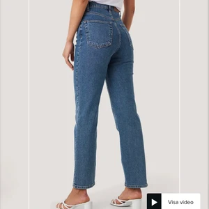 Vita jeans NAKD - Samma modell som på bilderna men vita. Dvs, raka & högmidjade. Från NAKD. Storlek 36. Använda fåtal gånger.