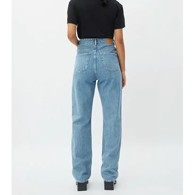 säljer dessa byxor ifrån weekday i modellen rowe, som tyvärr är för små för mig. helt oanvända men lappar och kvitto kvar💜skriv till mig privat vid intresse💜. Jeans & Byxor.