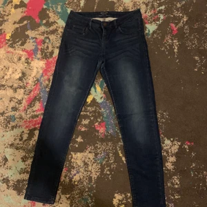 Jeans - Dem är i bra skick och andvända 3-4 ggr annars är dem nya ej frakt
