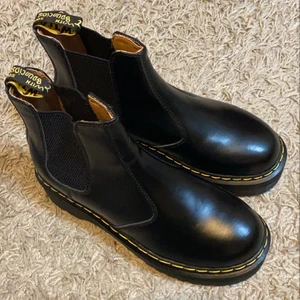 Helt nya Dr.martens - Säljer ett par helt nya dr martens skor i perfekt skick. De har endast testats inomhus och har därför inga skador. Önskar att de passade, men tyvärr är de för små. Fick de i present och har därför inget kvitto så kan inte lämna tillbaka. De är Chelsea boots och är inköpta för 2100 kr. De behöver nu en ny cool ägare som kan bära upp de. Säljs för 1200 kr men pris kan diskuteras. 😊 storlek 39