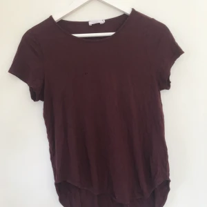 Vinröd tshirt  - Har några småhål