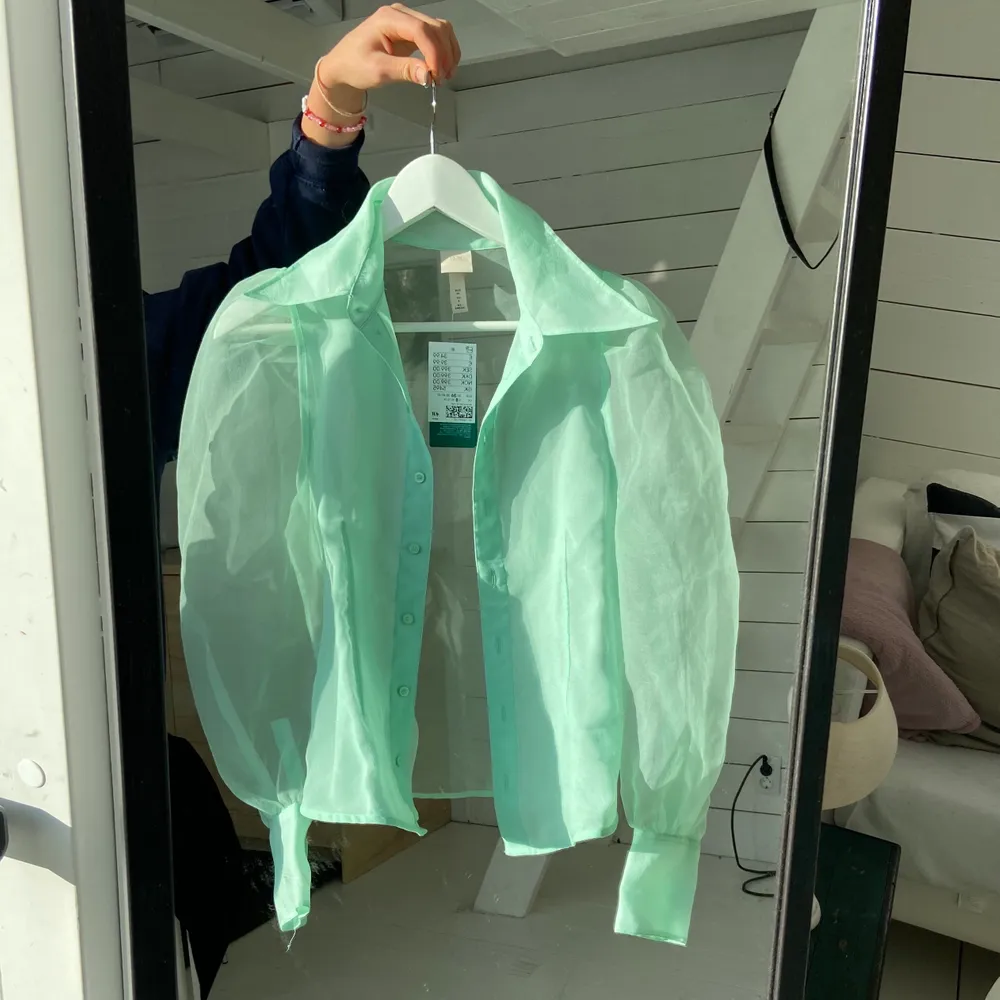 Superfin blus från h&m!! Jättefresh mintgrön färg. Helt ny med prislapp kvar. Stolek 36.  Kan skickas men då står köparen för frakten. Annars kan jag mötas upp i Nacka.. Blusar.