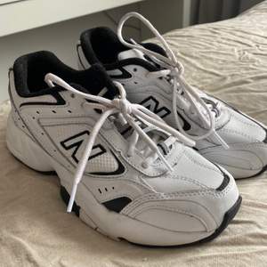 Vita och svarta new balance sneakers i storlek 37. Använda ca 5 gånger. Frakt tillkommer🥰