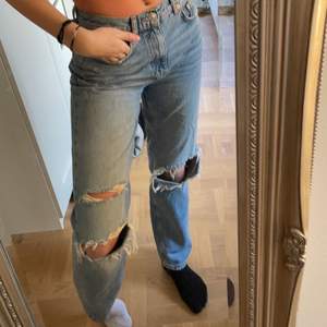 Sjukt snygga jeans att ha till sommaren! Köppta från ginatricot använda ca 2 gånger! Skriv till mig för mer info osv❤️❤️❤️ (säljer massa mer jeans in o kolla)