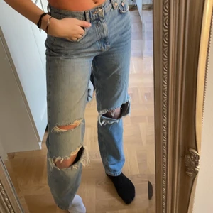 Blå jeans!  - Sjukt snygga jeans att ha till sommaren! Köppta från ginatricot använda ca 2 gånger! Skriv till mig för mer info osv❤️❤️❤️ (säljer massa mer jeans in o kolla)