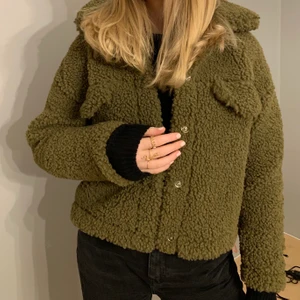 Teddyjacka gina  - Super fin vår jacka, nästan aldrig använd pga jag inte trivs i färgen💘