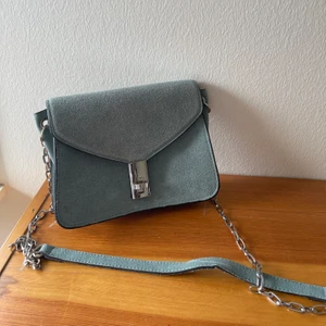 Väska  - En väska jag har max använt 2 gånger. Köpt från Mango för ca 2-3 år sedan. Väldigt fin blå men säljer för jag inte får någon användning för den💛💛 För mer information skriv gärna privat💛💛