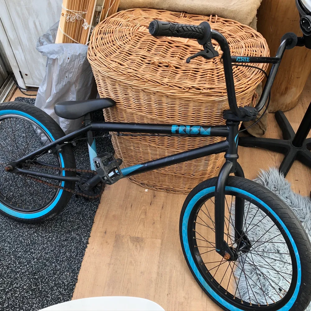 Säljer denna bmx cykel eftersom jag inte använder den. Använd en halv sommar och har bara stått i några år. Pris kan diskuteras vid snabb affär.❤️. Accessoarer.