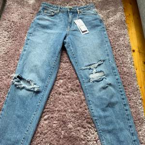 Säljer ett par nya fina jeans från ginatricot. Med hål i knäna och fickor i bak och i fram. De har aldrig används för de va för stora. Storlek 34. Säljer för 350 då ursprungspriset var 500kr.  Köparen står för frakt.