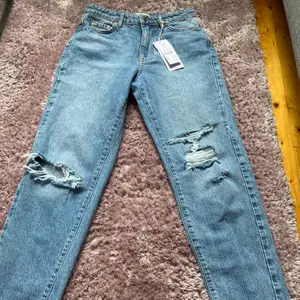 Säljer ett par nya fina jeans från ginatricot. Med hål i knäna och fickor i bak och i fram. De har aldrig används för de va för stora. Storlek 34. Säljer för 350 då ursprungspriset var 500kr.  Köparen står för frakt.