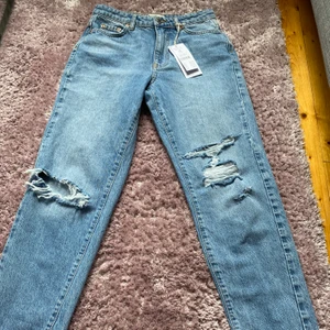 Läs Beskrivningen  - Säljer ett par nya fina jeans från ginatricot. Med hål i knäna och fickor i bak och i fram. De har aldrig används för de va för stora. Storlek 34. Säljer för 350 då ursprungspriset var 500kr.  Köparen står för frakt.