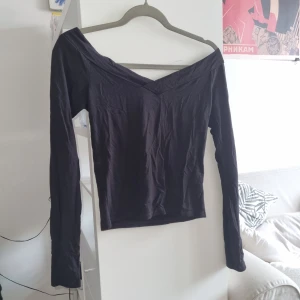 Off-shoulder tröja - Tröjan är i gott skick i och med att den inte är så jätte använd! 