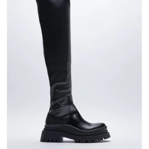 Långa stövlar från Zara  - Hej! Jag säljer dessa plana stövlar XL från Zara, de är jättefina och bekväm. De är slutsålda i hela Sverige... säljer pga de är för stora för mig som brukar att ha 37 🤍  De är perfekta på vår, matchar med kjolar och klänningar 💘 Stövlar är helt nya, aldrig använda :) Buda gärna i kommentarerna!! Pris: 300kr + frakten 