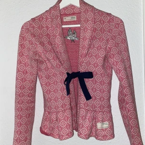 Odd Molly kofta strl 0 - De välkända klassiska koftorna från Odd Molly. Koftan är i strl 0 som motsvarar xs. Nypris ca 1700kr mitt pris 650kr inkl frakt