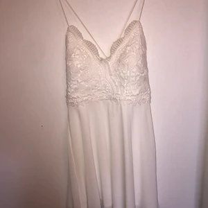 Vit klänning  - Vit jättefin klänning från bubbelroom, använd i några timmar alltså ny skick. korsad i ryggen och lite urringad med spaghetti axelband. köpt för 599kr. skriv vid intresse eller fler bilder💕