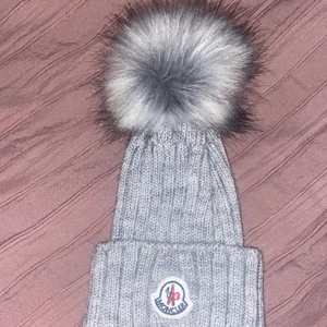 Mössa  - Jätte fin moncler mössa onesize, bara provad. 200 kr 