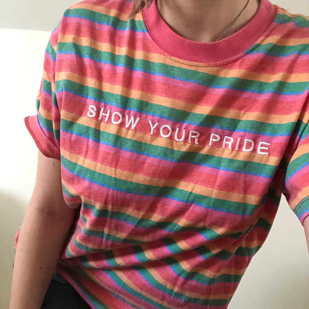 Jätte fin t-shirt som bara blivit använd två gånger. Står ”Show your pride” på den 🦋. T-shirts.