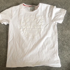 Vit Volvo t-shirt  - Vanlig bra basic t-shirt, sitter nice med lagom hals, varken tajt eller pösig på mig som e typ S :) 