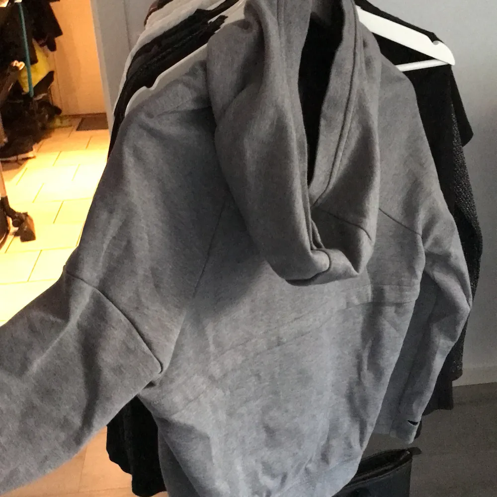 Nike hoodie med högre krage. Bra skick, nästan aldrig använd. Står för 13-15 åringar men den passar den med stl  XS-S. Hoodies.