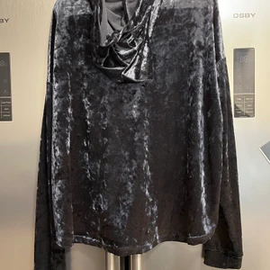 Långärmad valvet tröja - Mörkblå långärmad tröja med velvet utsida, lite kortare fram och längre baktill. Använd ett fåtal gånger. Storlek L 💕 köparen står för 🚚 frakt. 