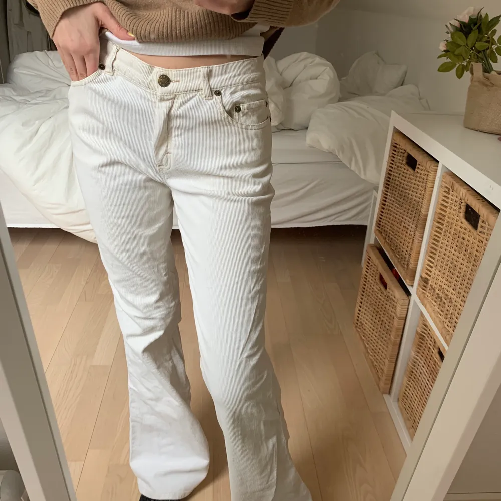 Sjukt snygga vita manchesterbyxor i storlek 34. 190 kr + 66 kr frakt!!🌟🌟🌟 . Jeans & Byxor.