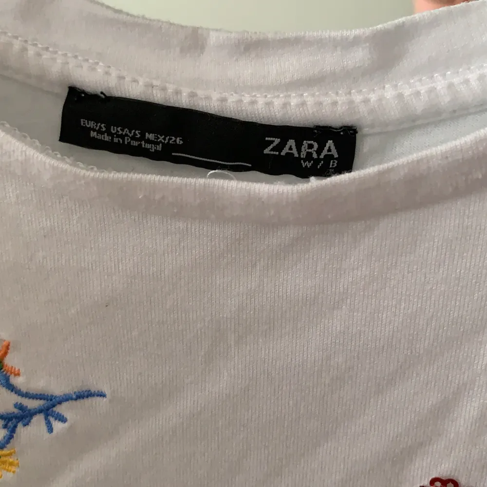 Paljett-tröja från ZARA! skrynklig, men aldrig använd! Paljetterna gör livet till en fest🥳 storlek S!. T-shirts.