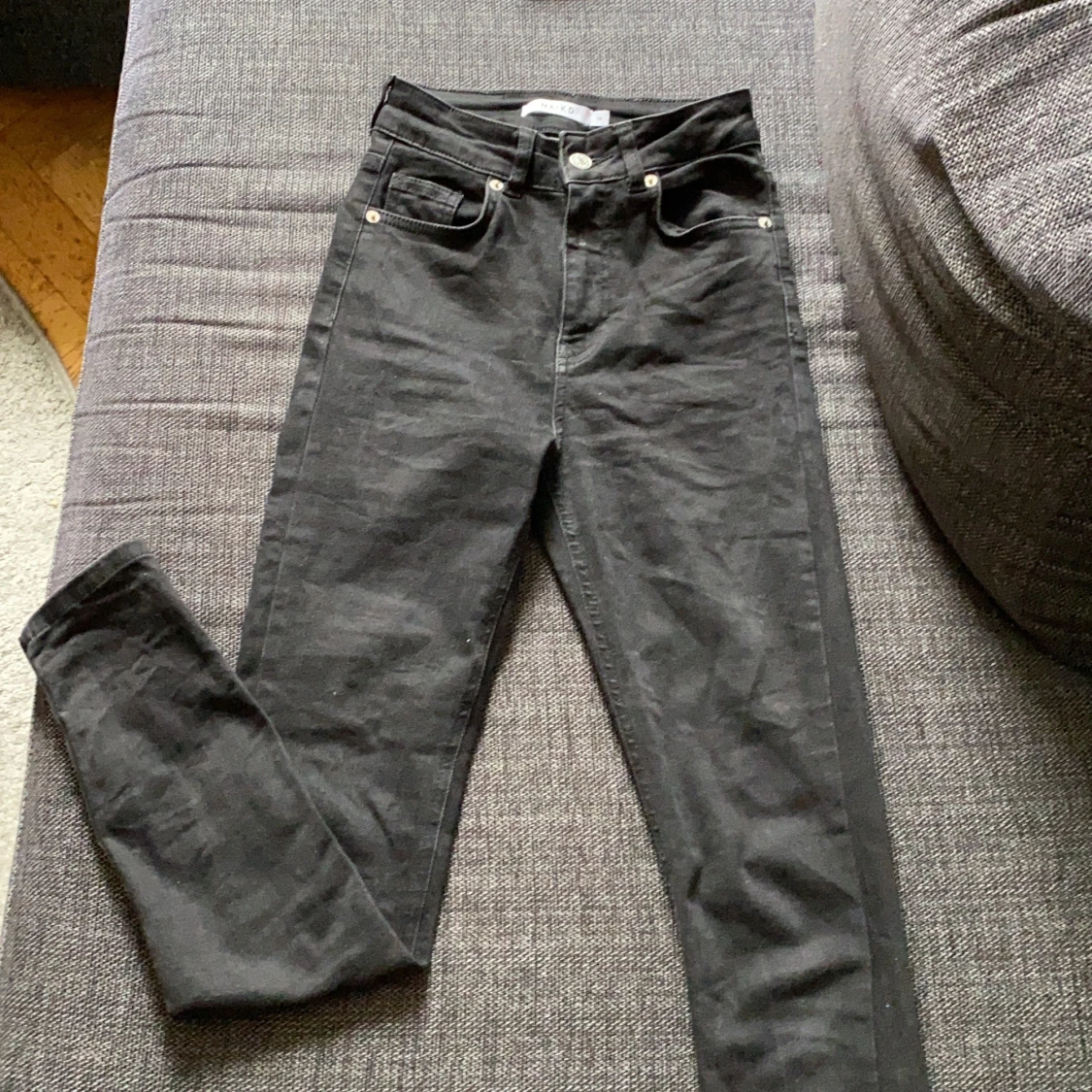 NA-KD svarta jeans - 90