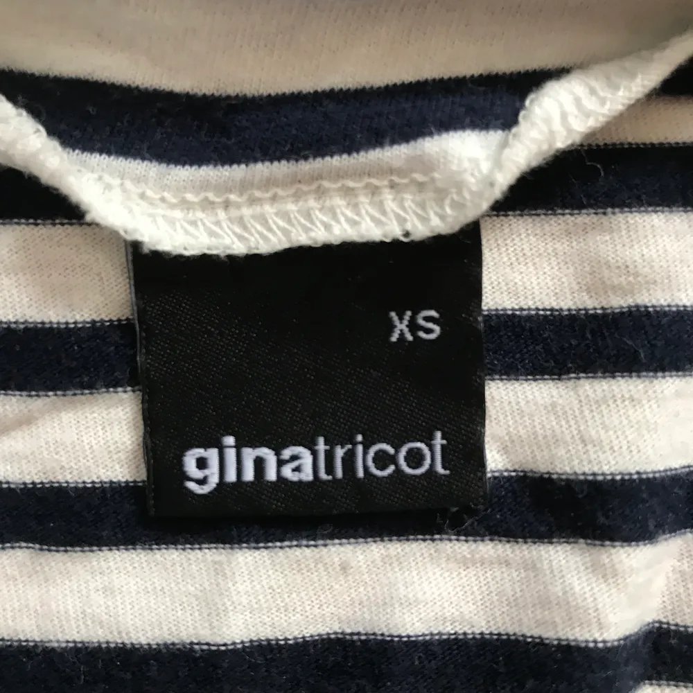 En fin randig tröja som är från Gina tricot! En speciell detalj med denna tröja är att kragen är fyrkantig🪴✨ det står att det är XS, men passar även mig som är vanligtvis M/S. Skjortor.