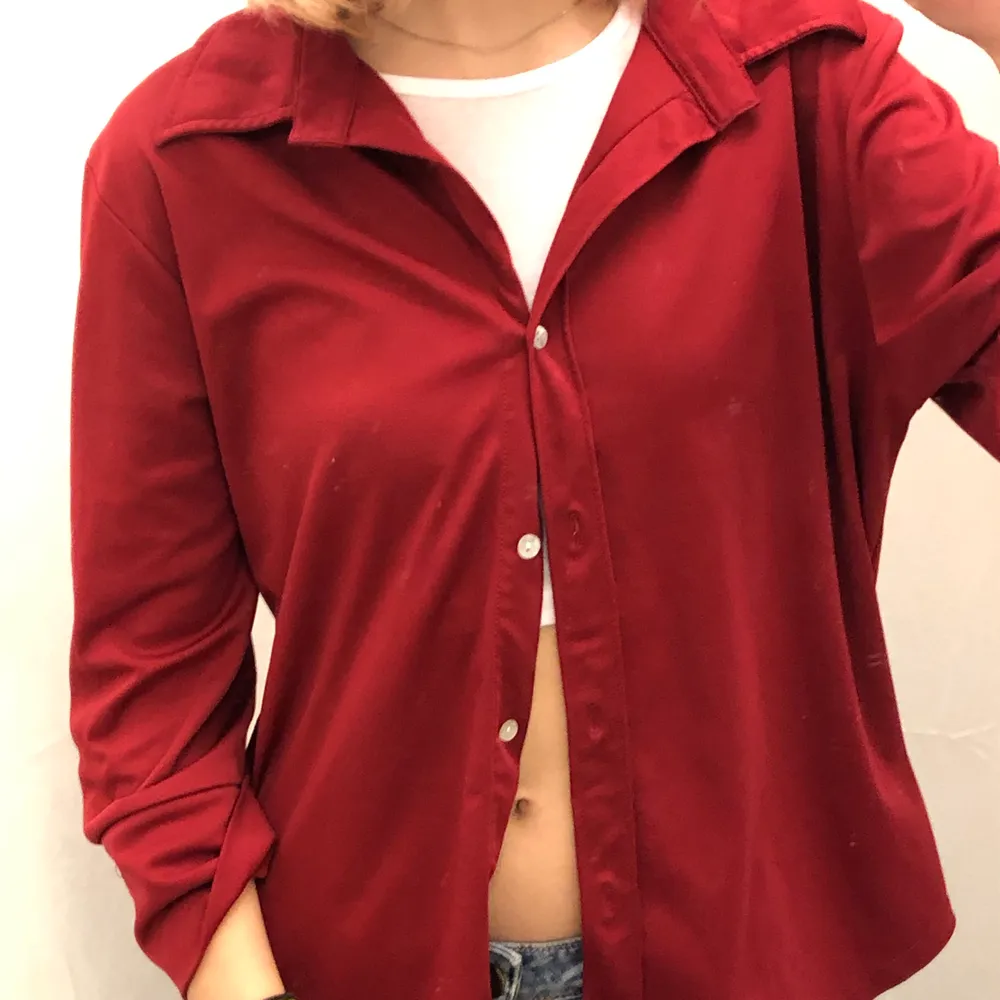 Cool skjorta i mjukt material och superhärlig röd färg! Perfekt till våren💕💕. Skjortor.