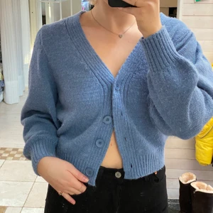 blå kofta 🤍 - Blå kofta från Asos. Fint skick och sparsamt använd! Färgen är perfekt till vår/sommar och den passa lika bra öppnad som stängd💙🤍💙