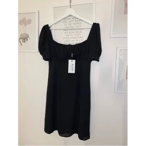 Klänning från Na-kd - Superfin klänning från Na-kd i storlek 36. Är aldrig använd, säljer för att den är liiiite för stor för mig 🤍🖤 skriv till mig om du har några frågor