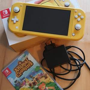 Säljer min gula Switch Lite eftersom jag knappt använder den nu för tiden. Köpt i oktober och är i stort sett i nyskick, har kvar orginalförpackningen och laddare(har kvar kvittot om det skulle önskas). Du får med Animal Crossing: New Horizons. Nypris 2290+ 599.