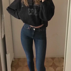 Mörkblåa jeans  - Säljer nu mina mörkblåa jeans från monki. Det sitter så bra och är sköna. Skulle säga att dem passar en xs/s kanske m beror på. Frakt tillkommer. Står inte för postens strul❤️