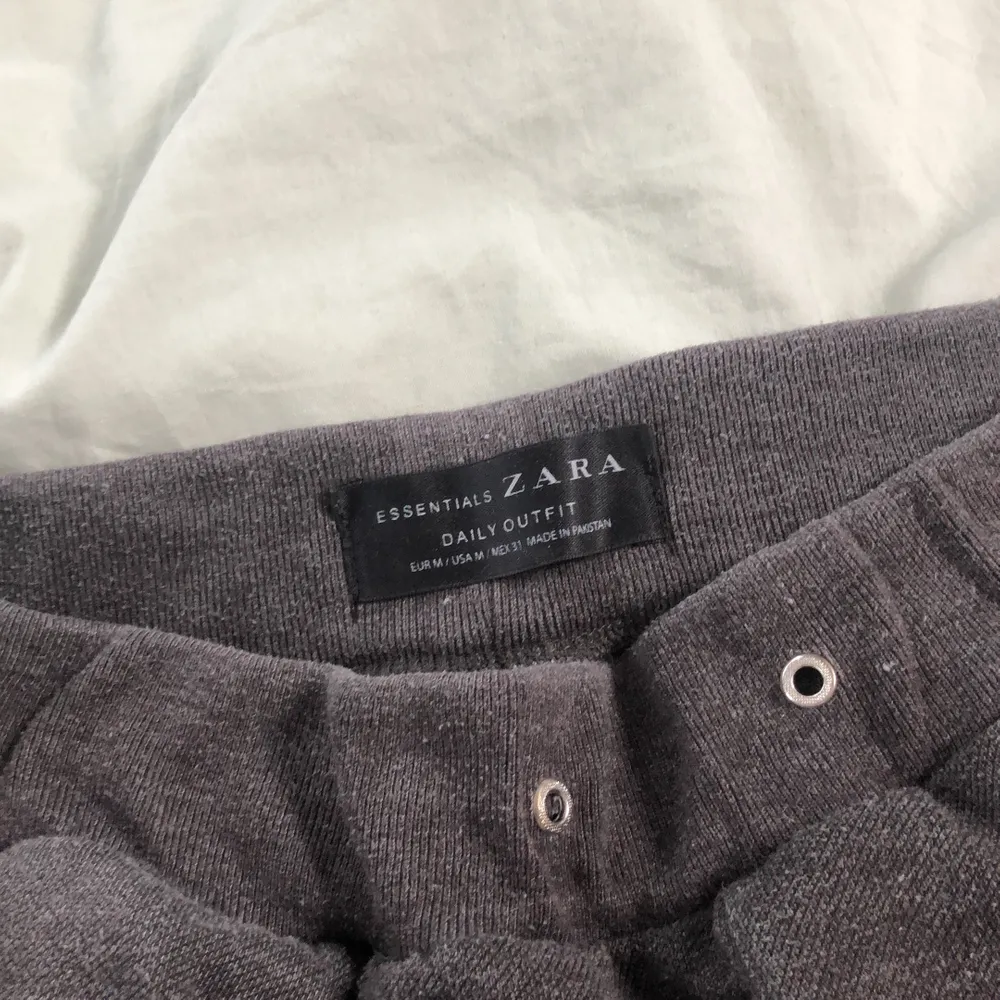 Jätte coola gråa Zara sweatpants I storlek M. Unisex och passar till allt. Köparen står för frakten!. Jeans & Byxor.