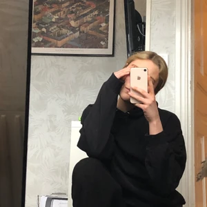 Weekday hoodie - Ska nu sälja min fina hoodie från weekday då den inte kommer till användning längre:( köptes för 199 kronor🥰