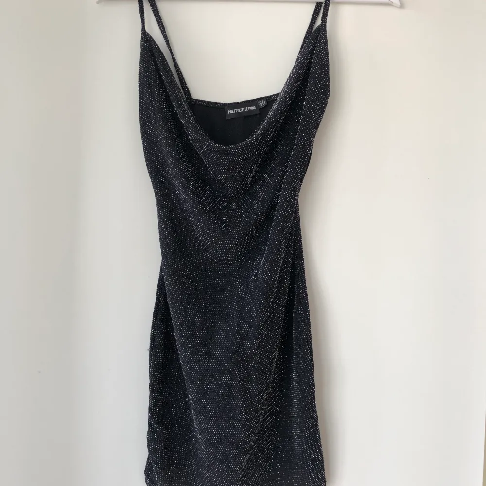 Glittrig bodycon klänning. Klänningar.